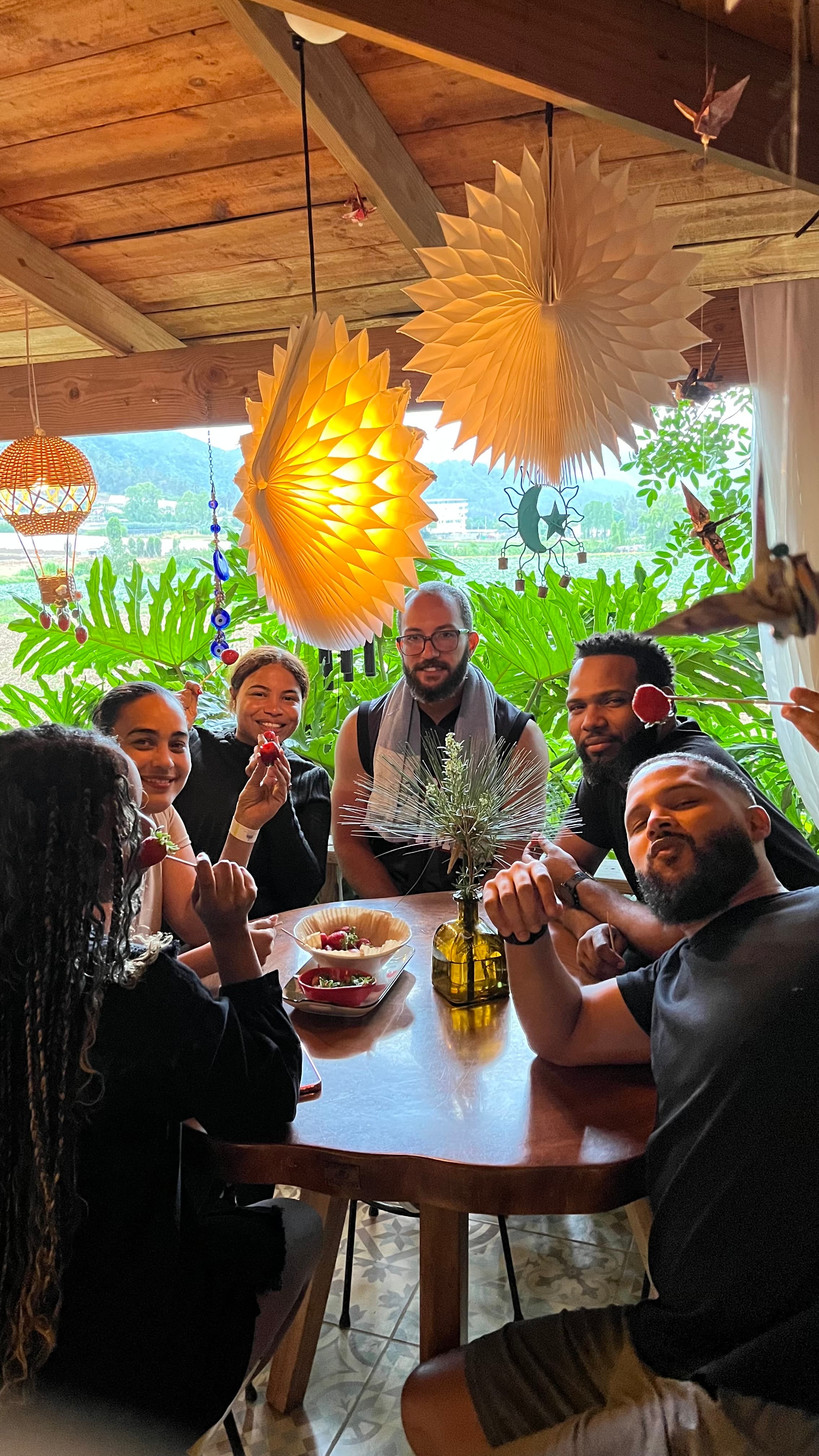 Grupo de participantes en la experiencia de Fresas Ariyama.