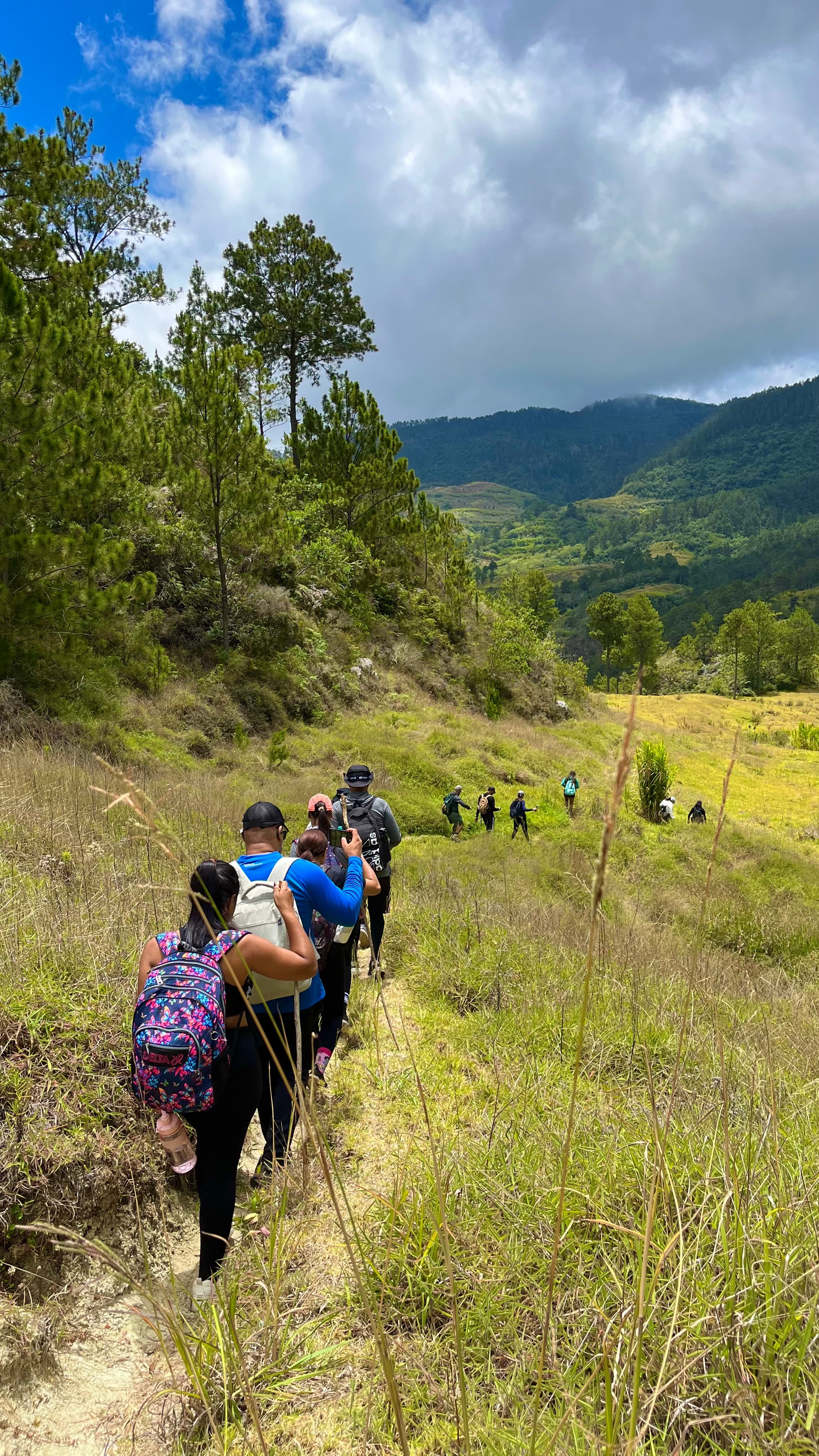 Senderismo grupal realizado por Montellano, en el Parque Nacional Valle Nuevo.